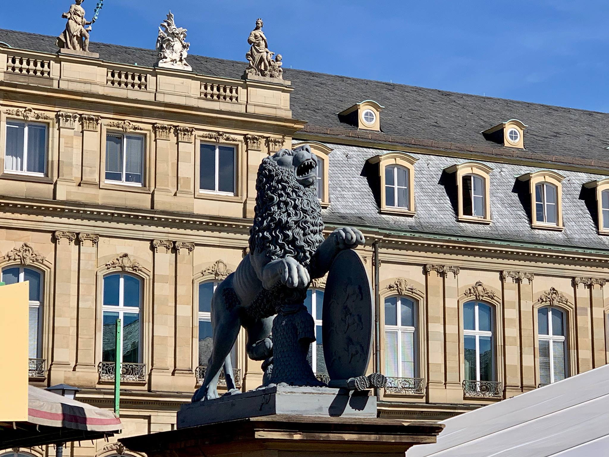 Staufischer Löwe vor dem Neuen Schloss Stuttgart