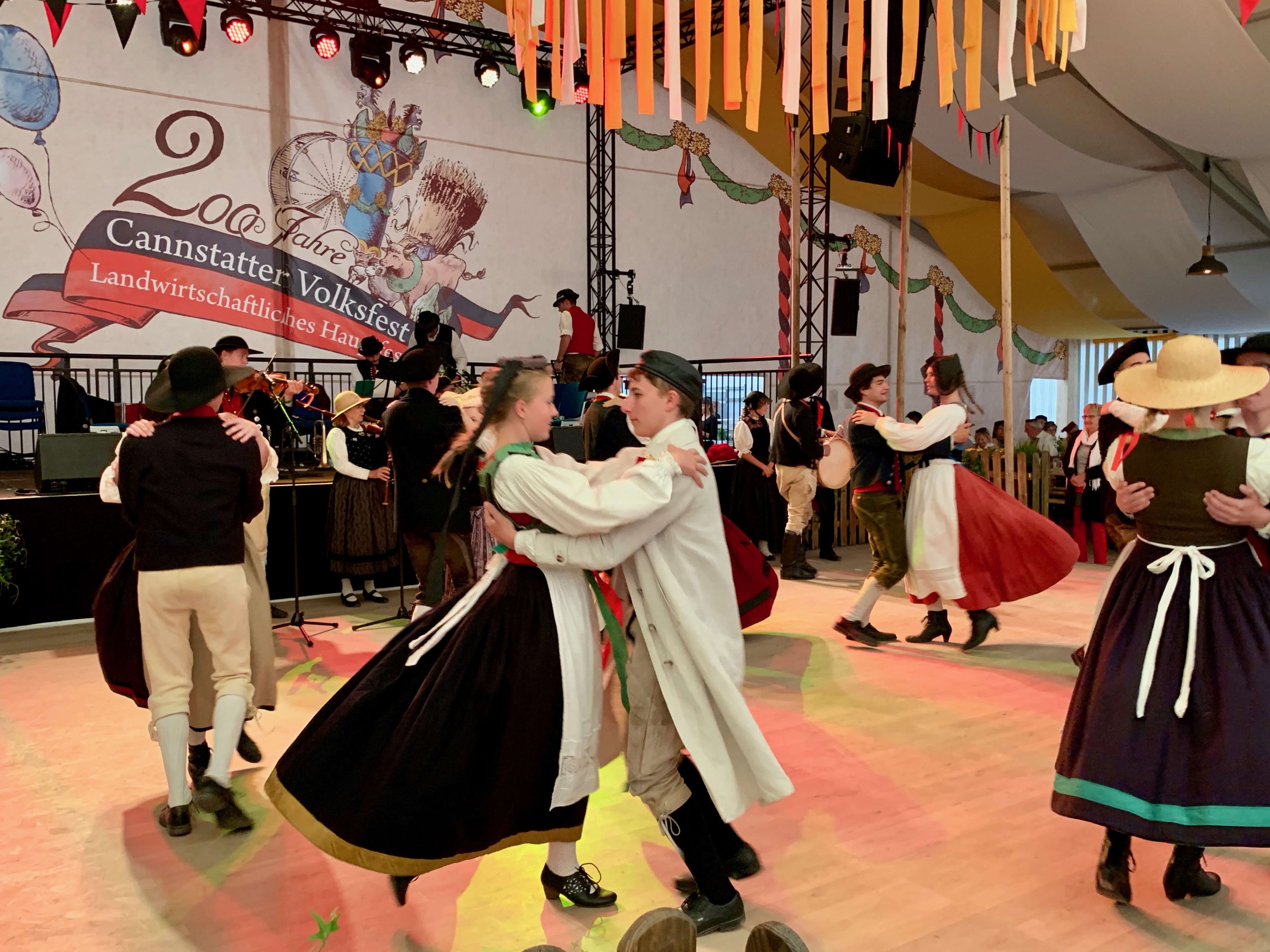 Historisches Volksfest in Stuttgart – Junge Tänzerpaare in Trachten