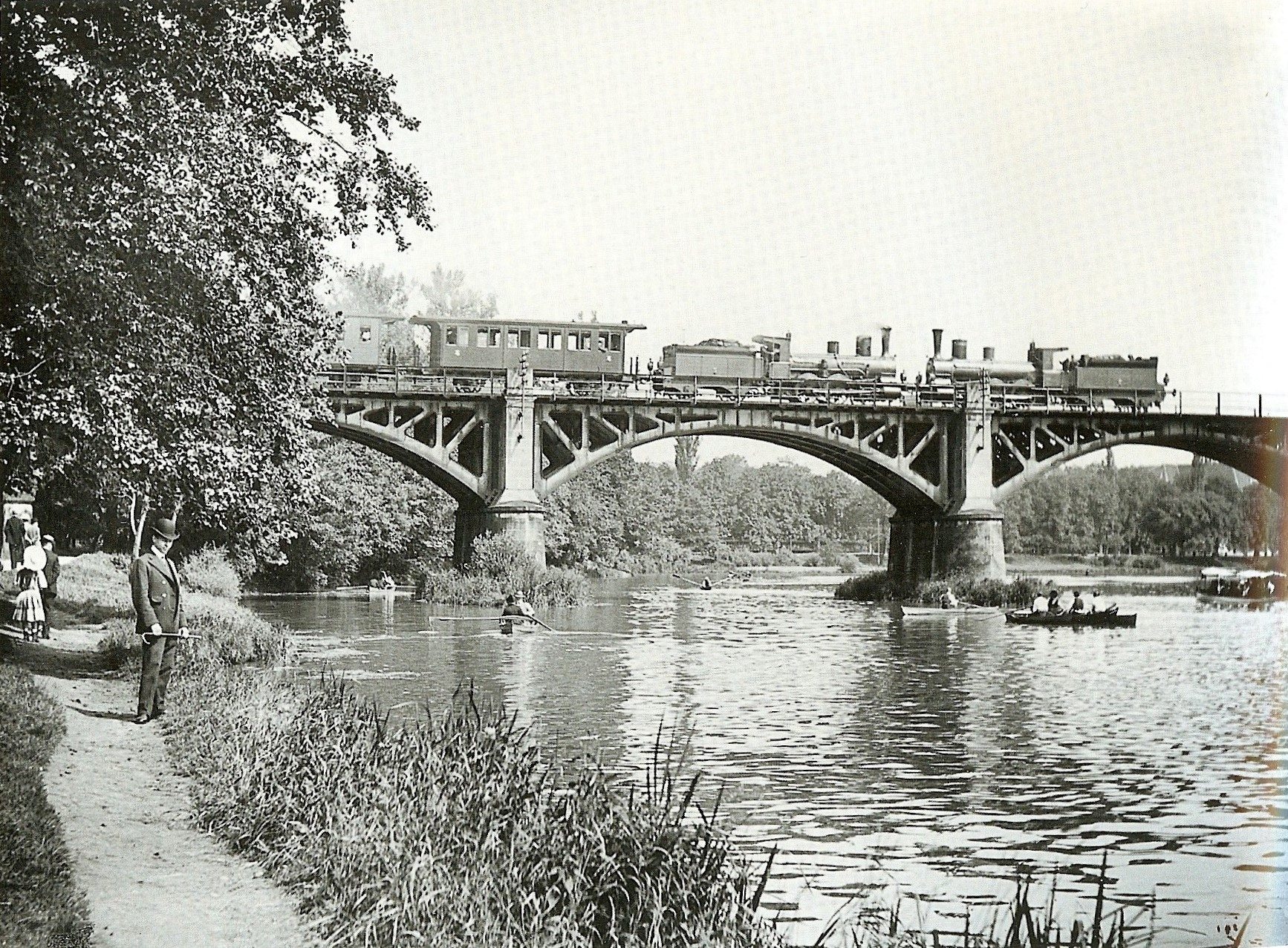 Bahnbrücke mit 2 Lokomotiven 1907