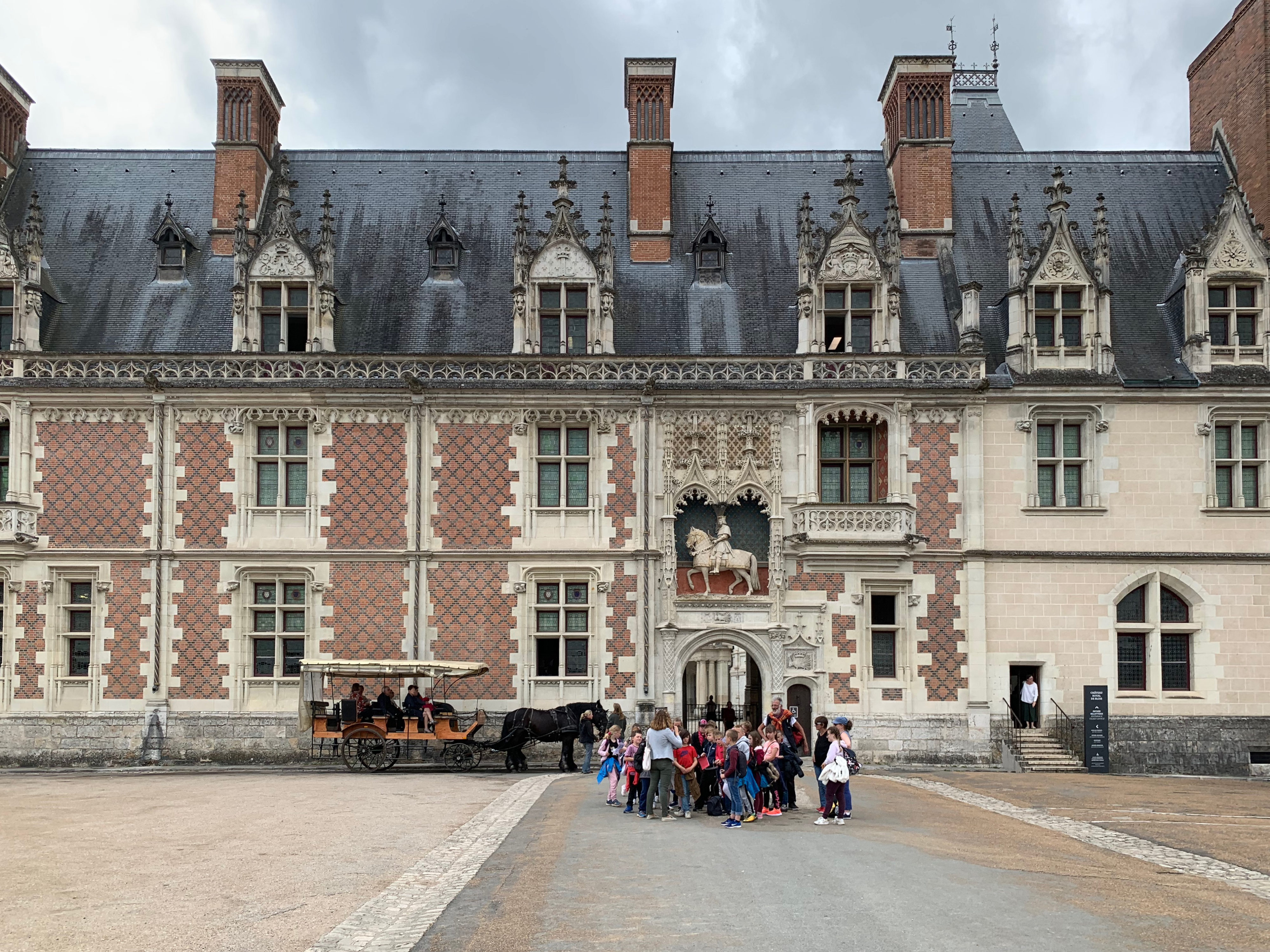Blois, Residenz der Könige Eingangsportal mit Kindergruppe