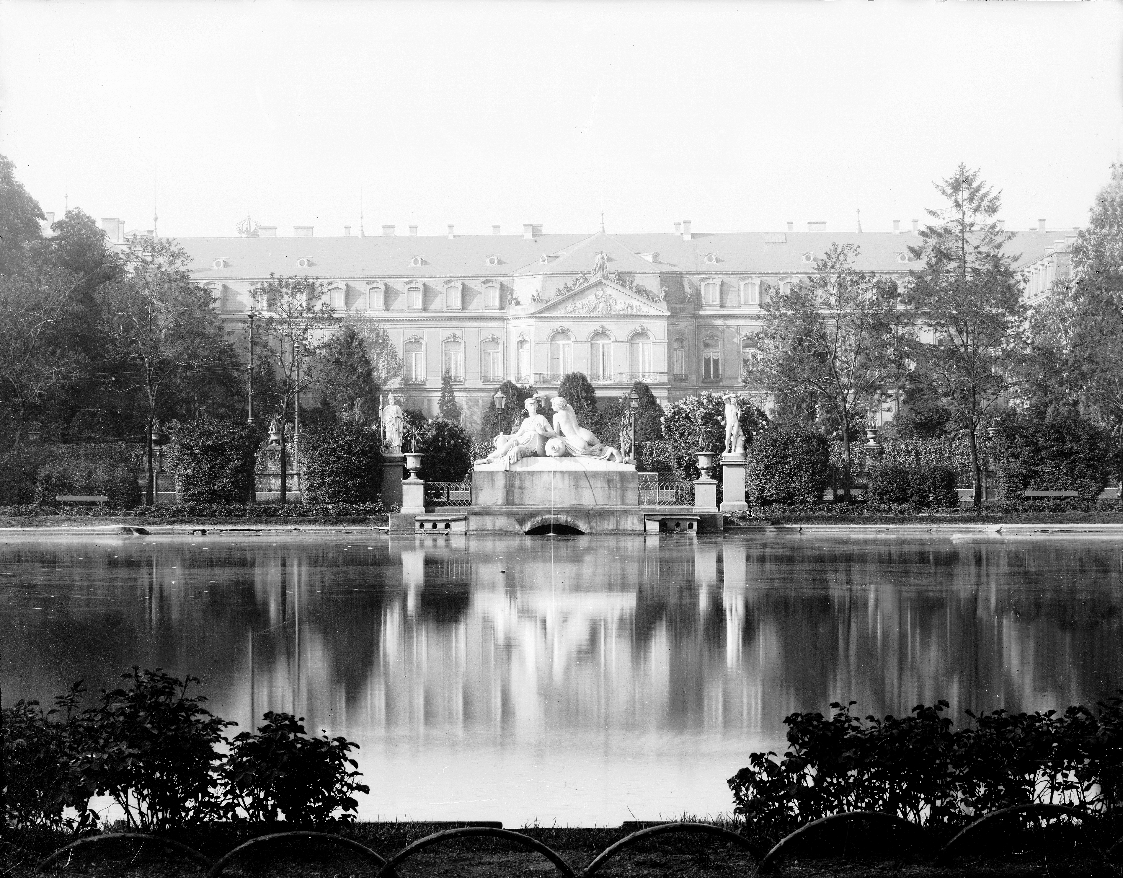 Dannecker Wasser- und Wiesennymphe vor dem Neuen Schloss 1901