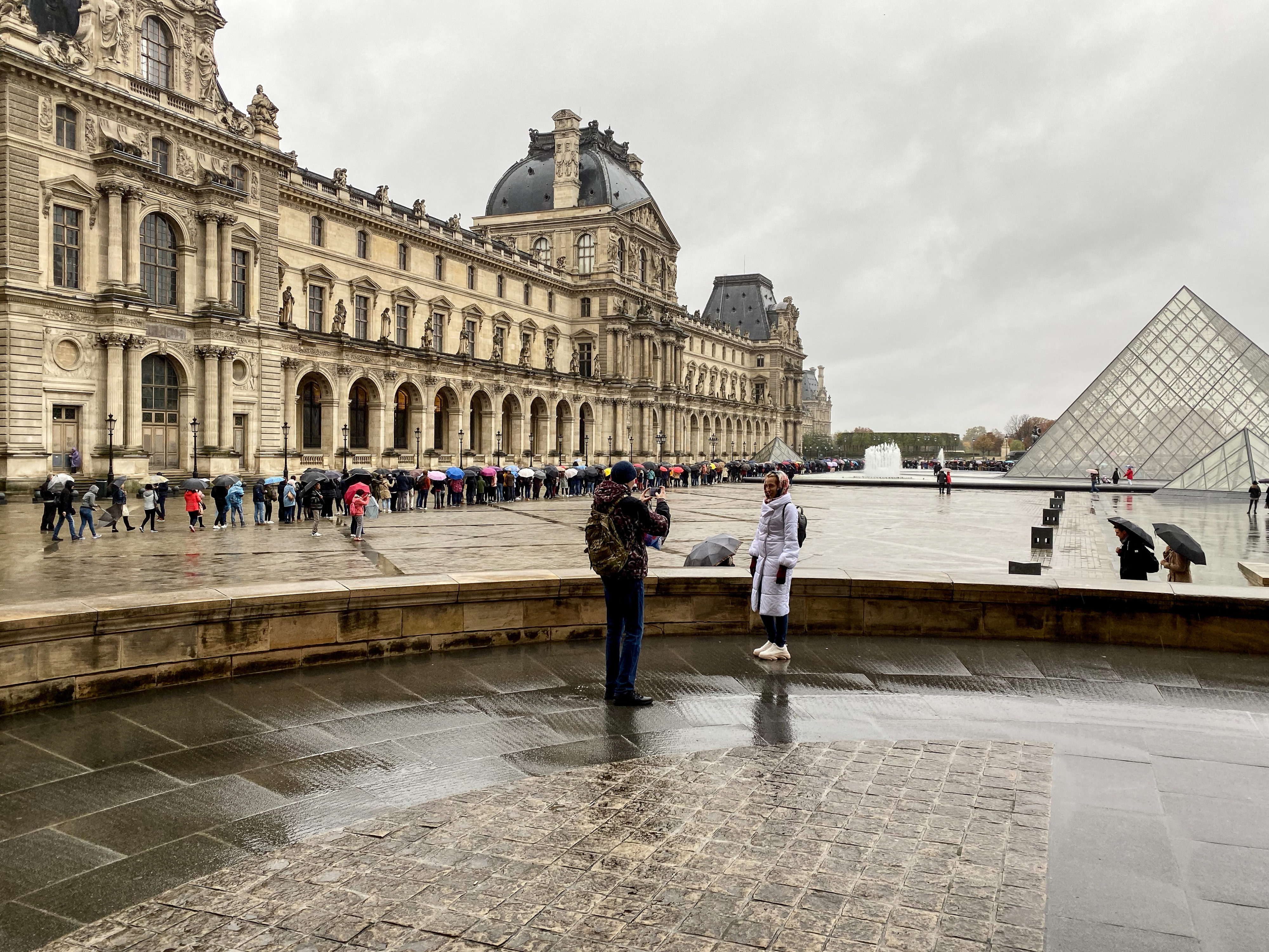 Paris im Dauerregen 2019 – Louvre Innenhof Pyramide