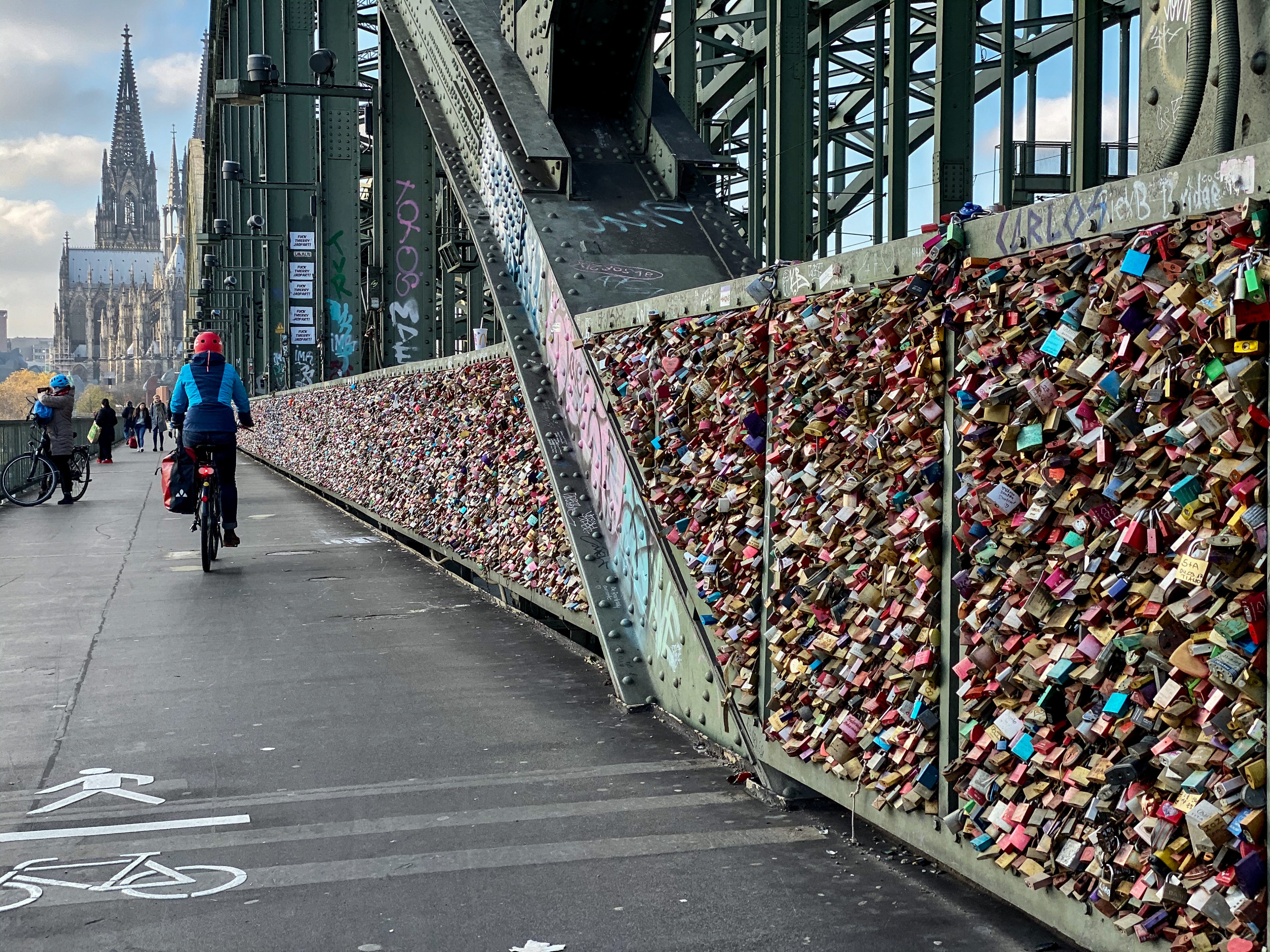 Schlösserromantik in Köln am Rhein Brücke mit Schlösserwand
