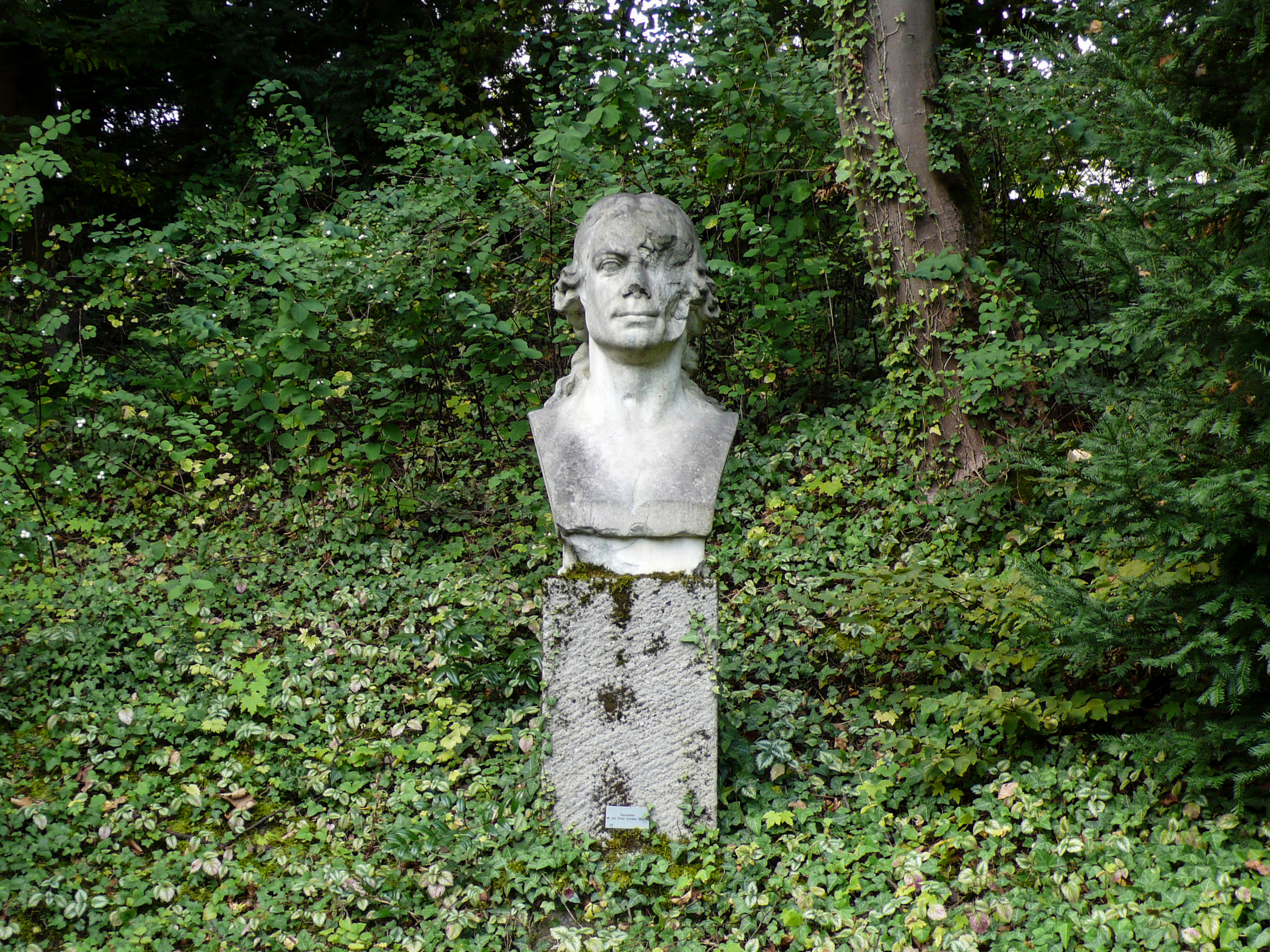 Beschädigtes Dannecker-Denkmal in der Friedhofsruhedes Städtischen Lapidariums