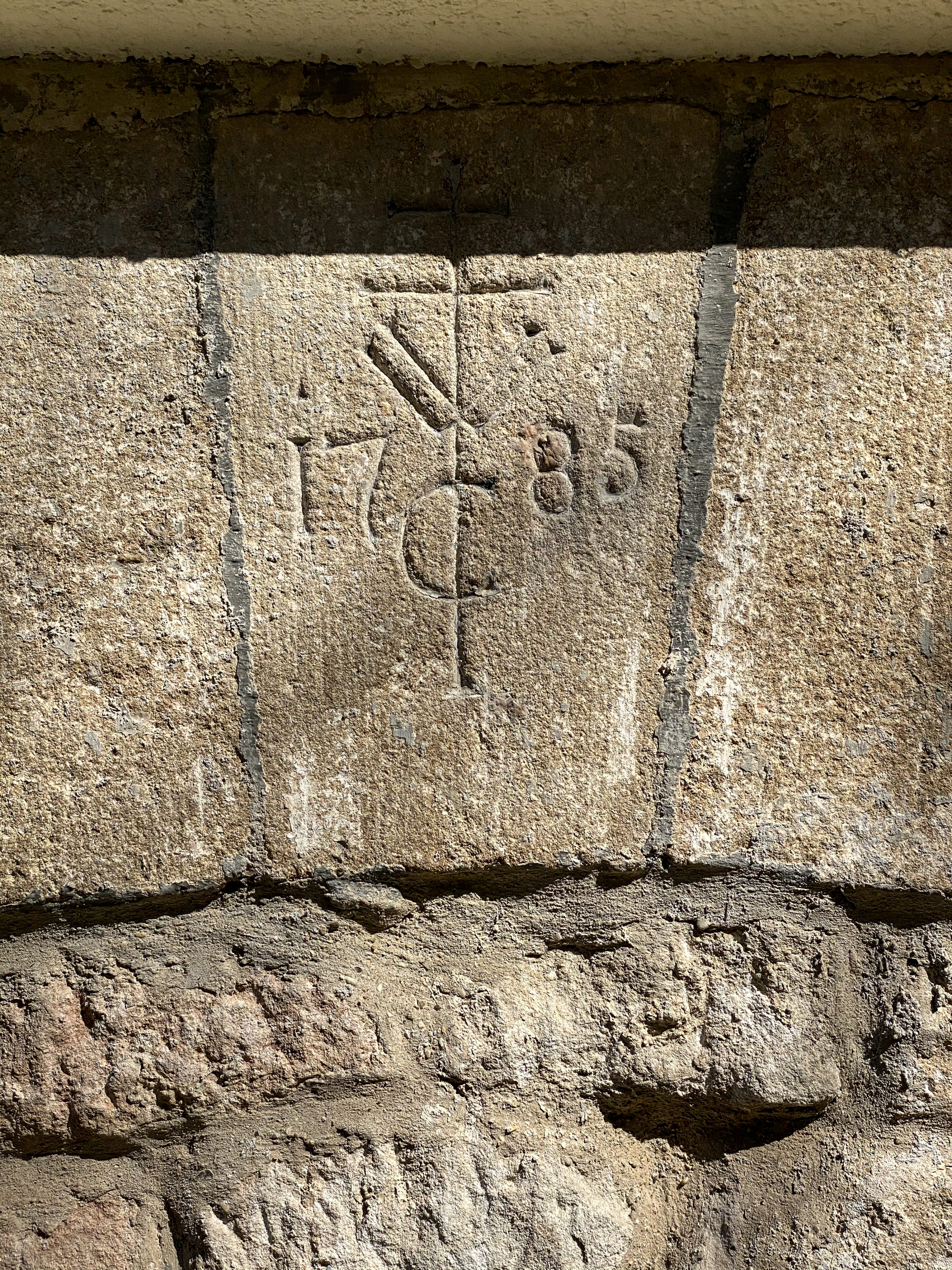 Stallungen zuseiten des Verwalterhauses vom Gestüt Weil Steinmetztzeichen 1785 auf Rückseite Torbau