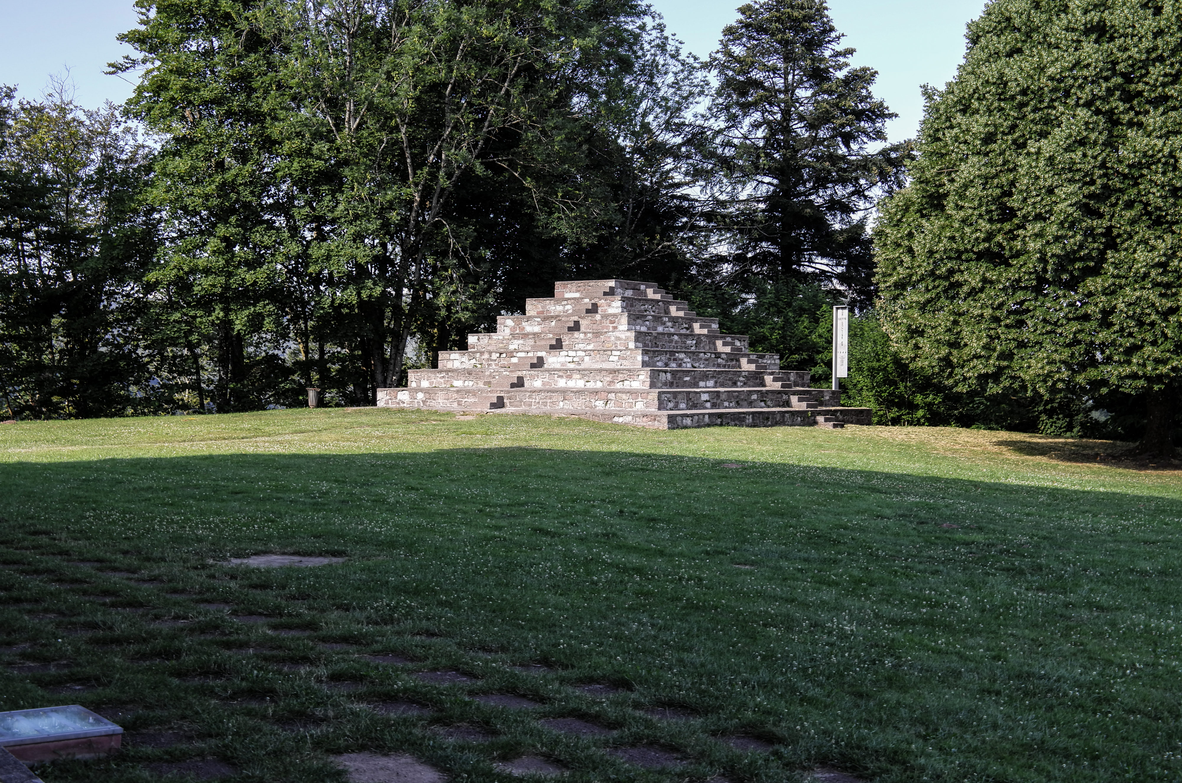 Ronchamp Stufenpyramide als Gedenkstätte