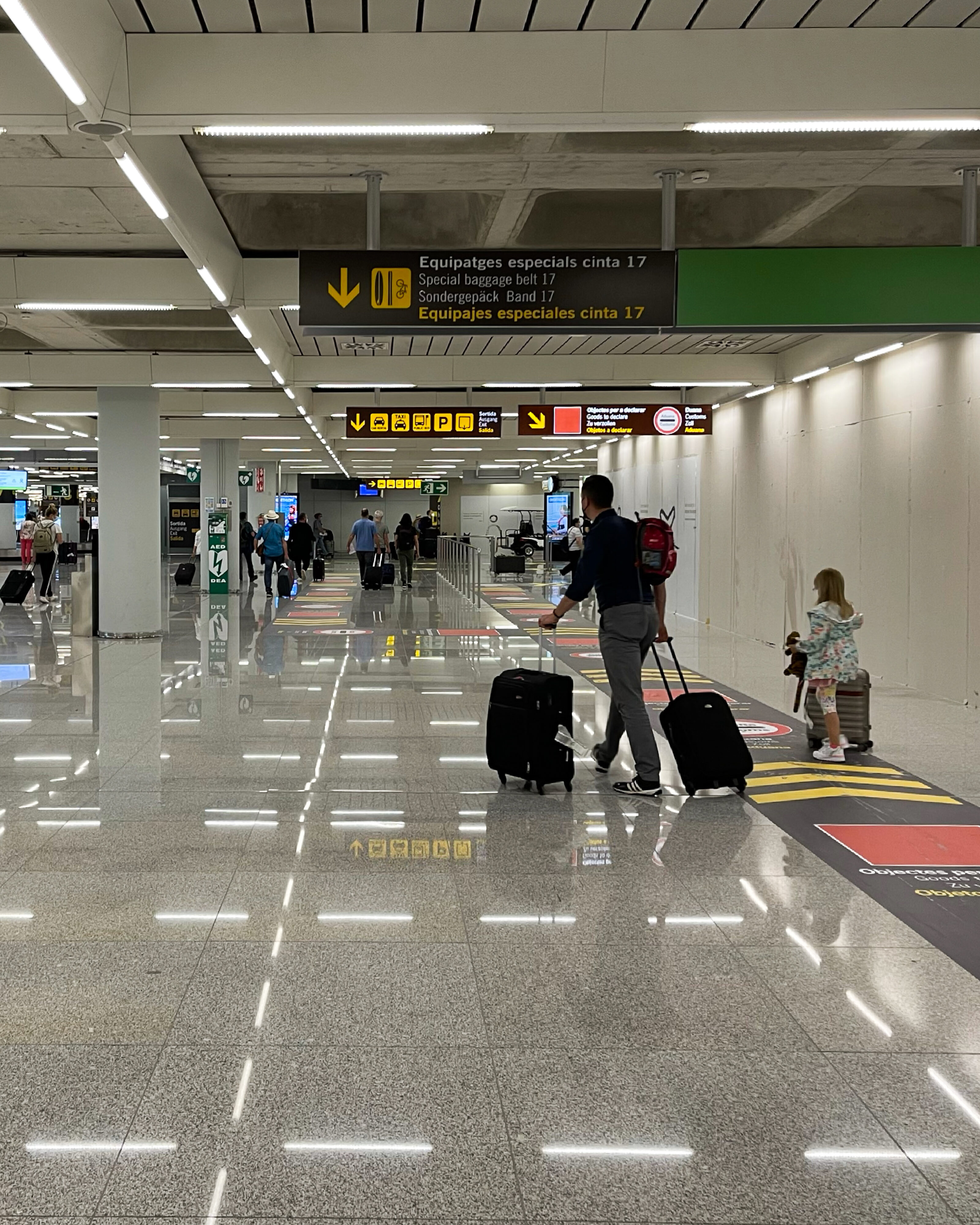 Mallorca – Rückkehr erst nach zwei Jahren wegen Corona. Halbleiter Flughafen in Palma.