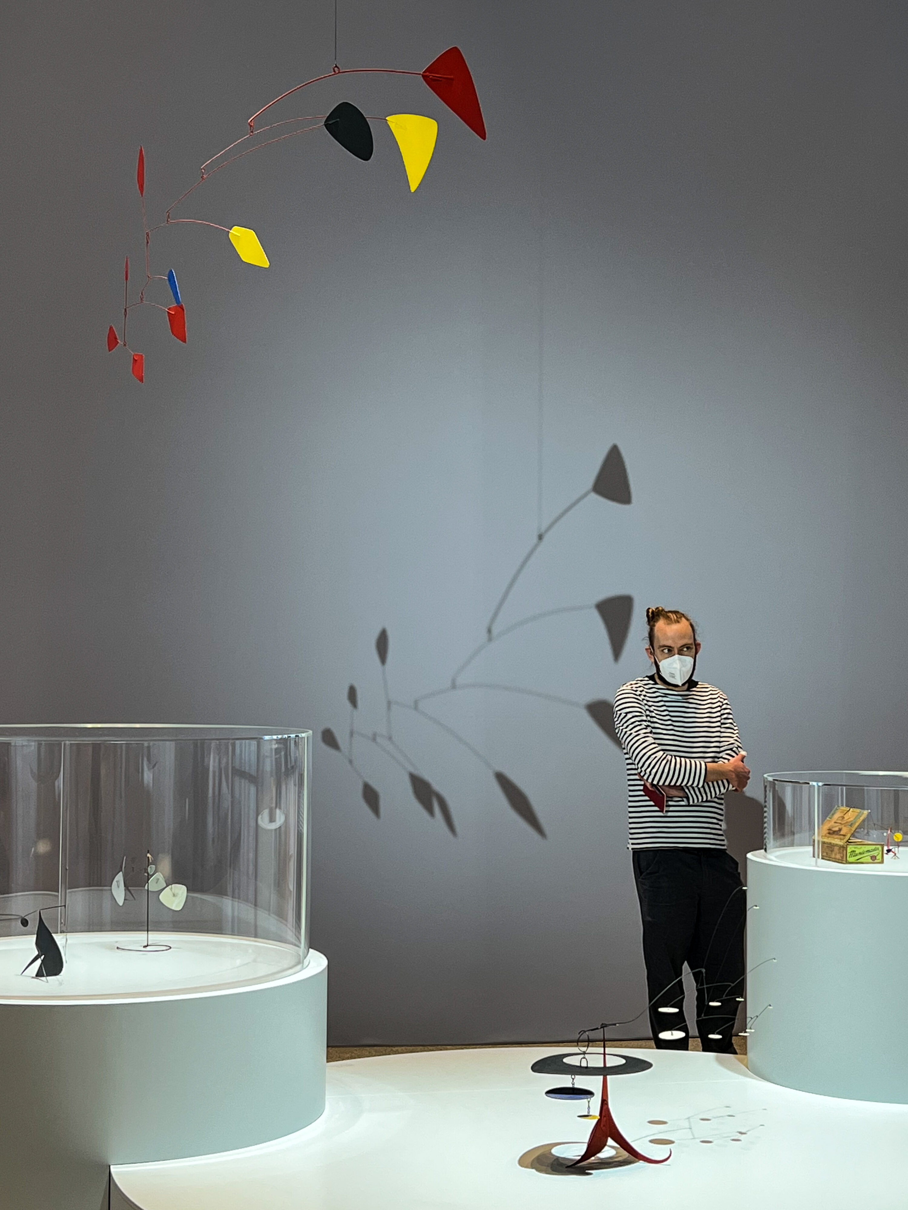 Alexander Calder in der Neuen Nationalgalerie II – ein weiterer konzentrierter Beobachter