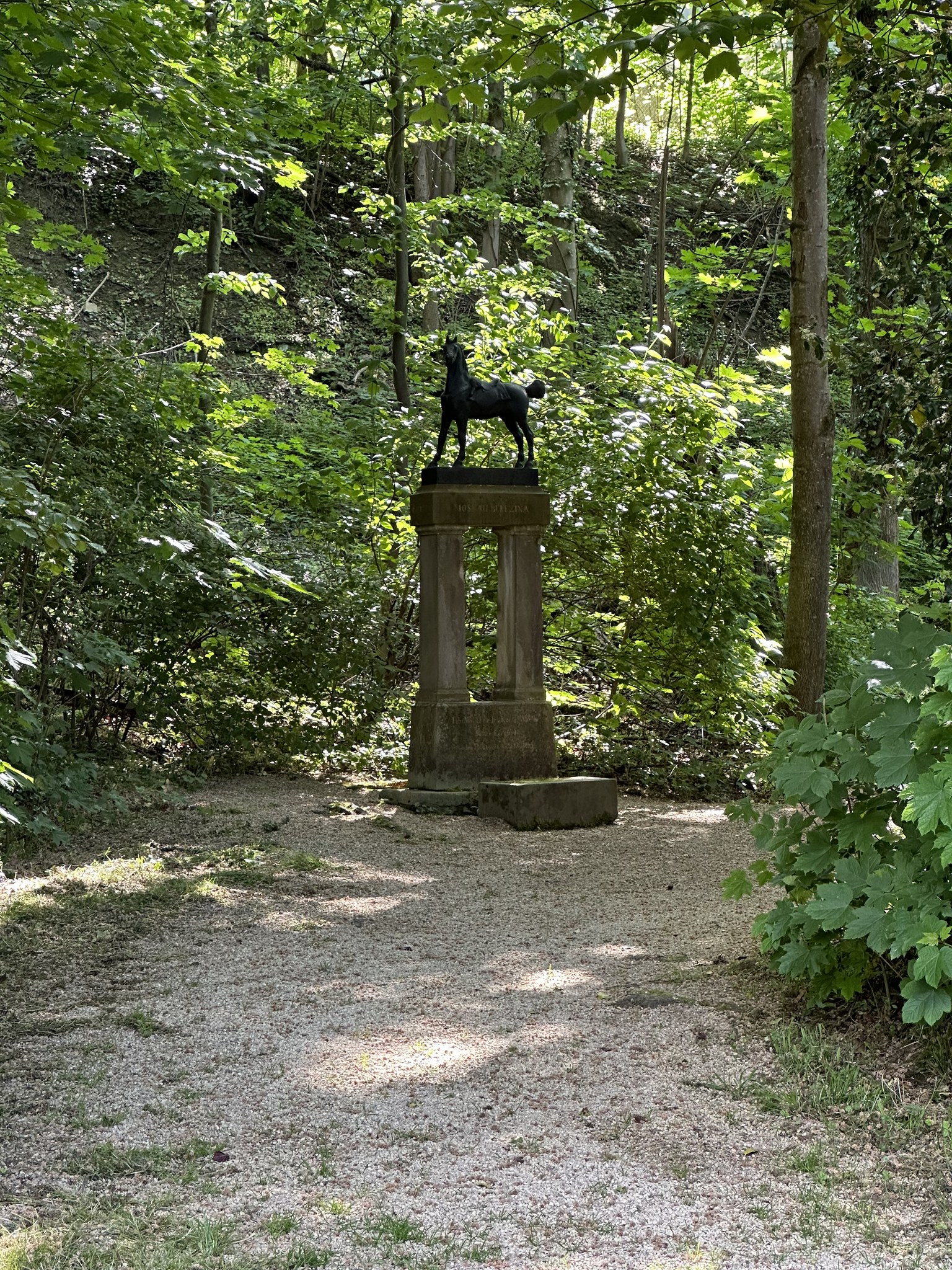 Das Denkmal an halb verdeckter Stelle