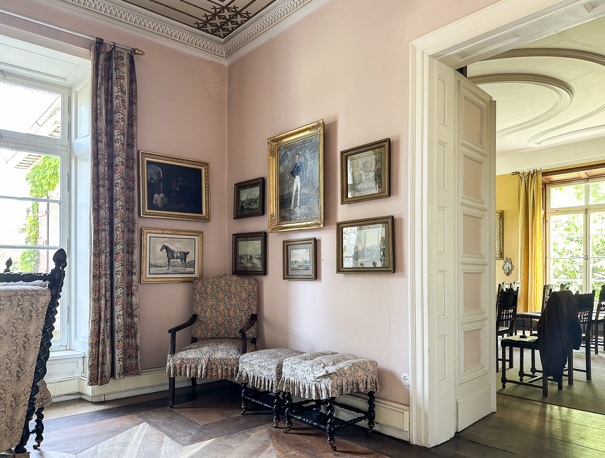 Schloss Fachsenfeld XVIII – das Russenzimmer, die Seitenwand mit Hausherrn und Auftraggeber Wilhelm von Koenig