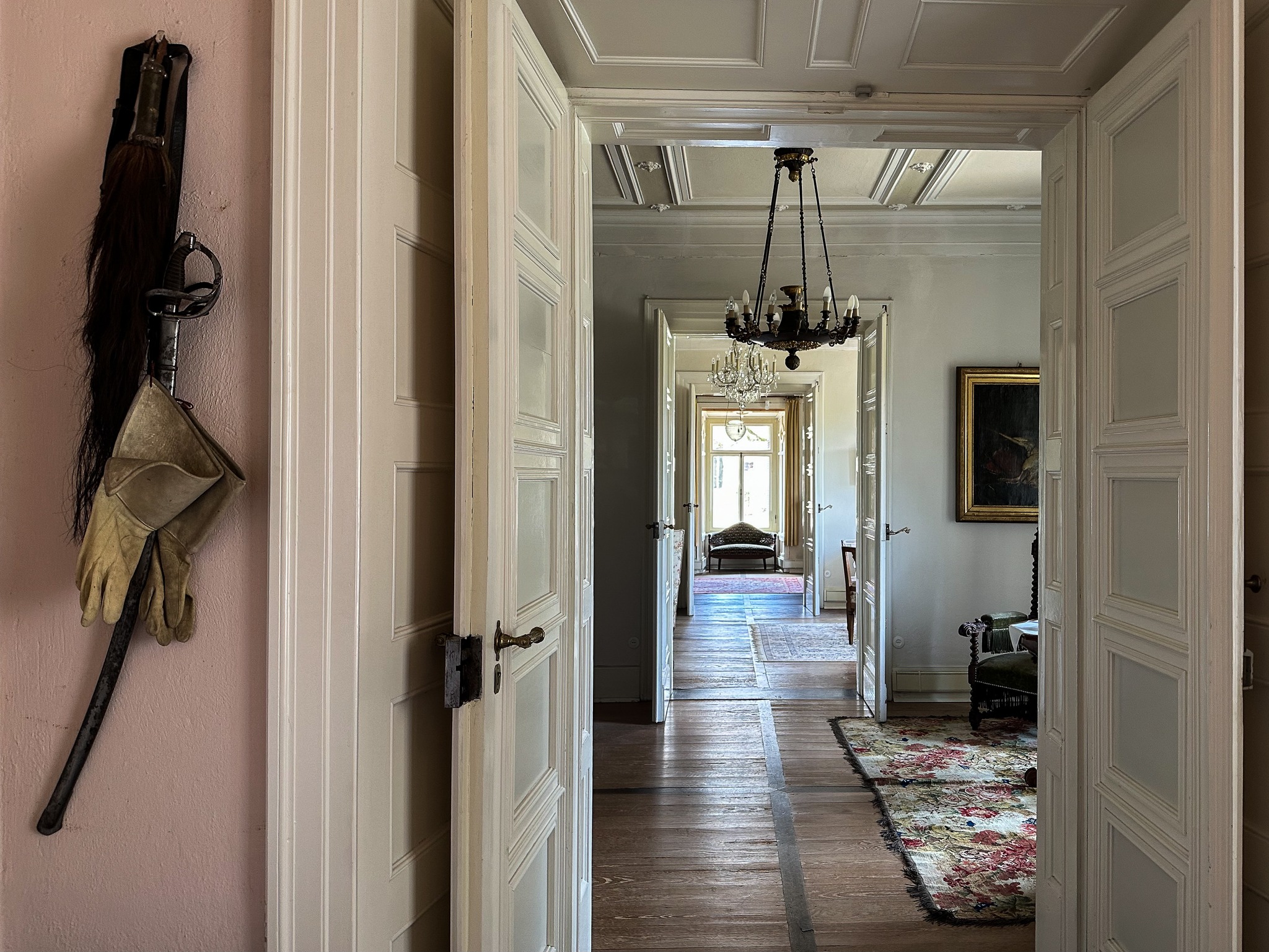 Schloss Fachsenfeld XVIII – das Russenzimmer, Handschue und Säbel des Hausherrn