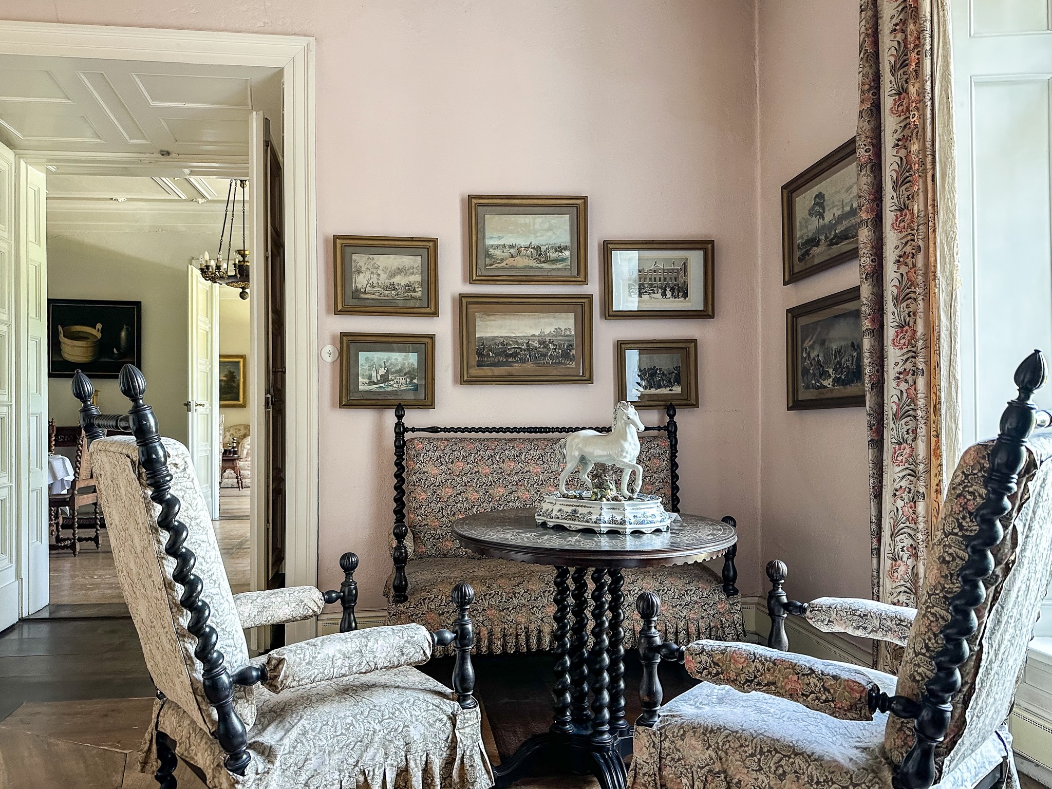 Schloss Fachsenfeld XVIII – das Russenzimmer, die Wand mit Szenen von Albrecht Adam