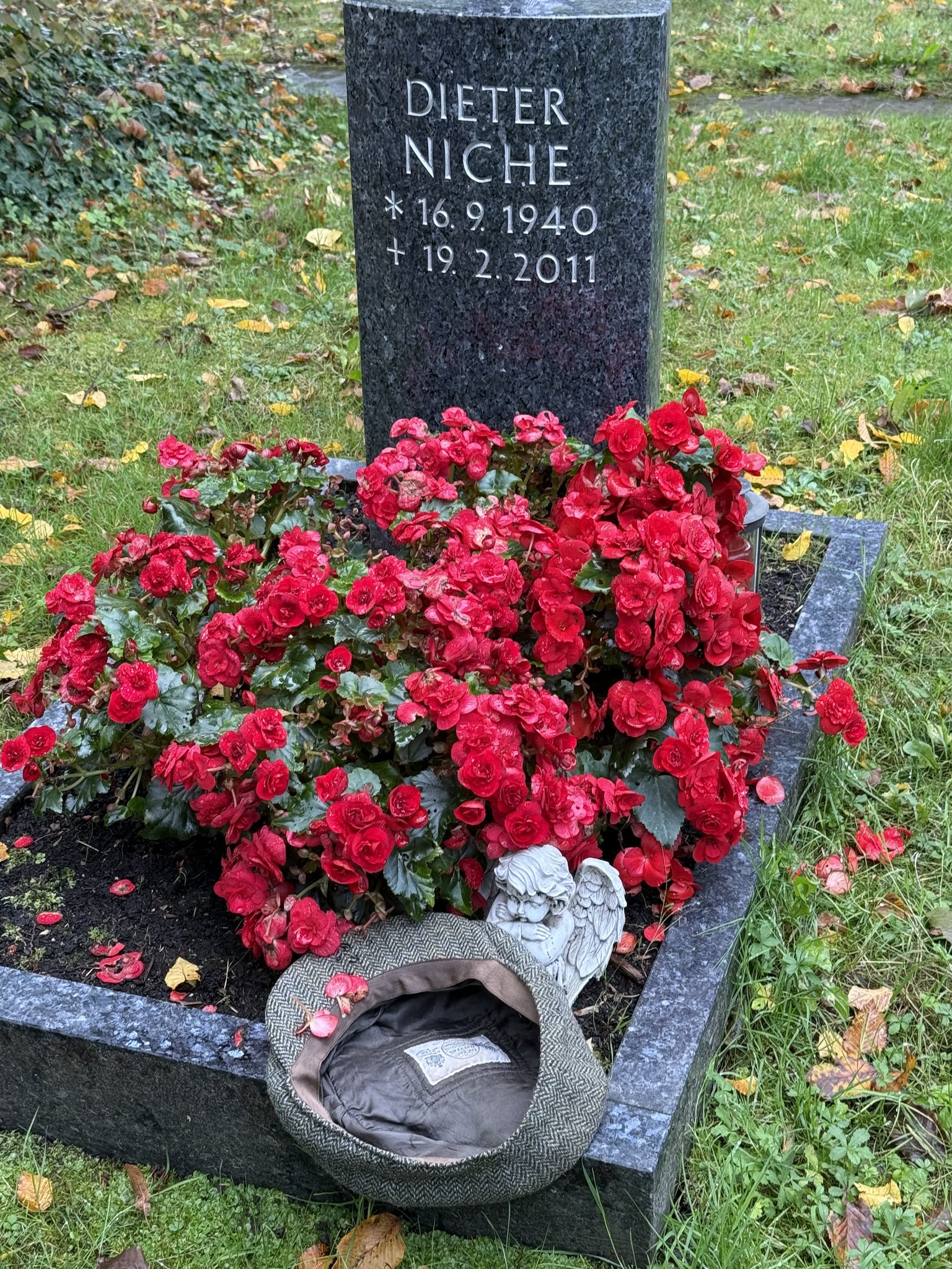 Glück im Unglück auf dem Friedhof: die rettende Kappe