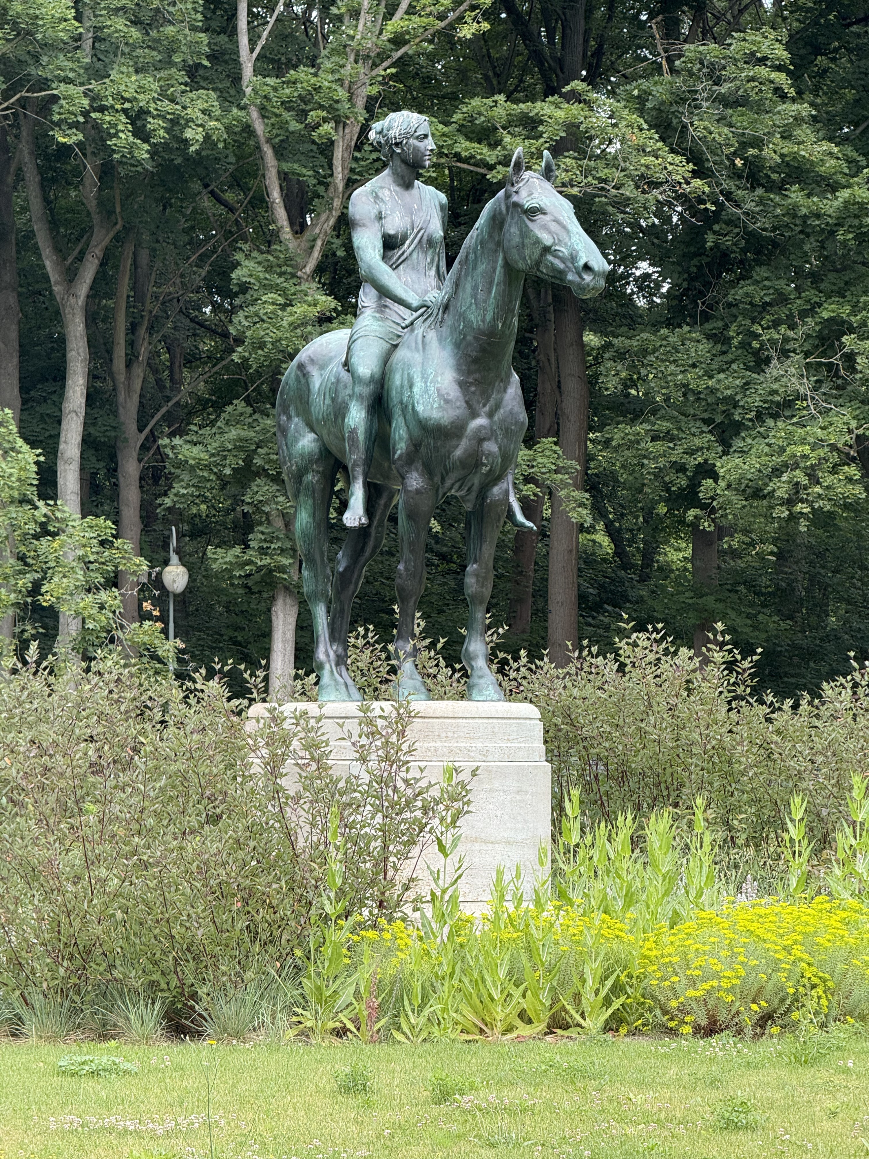 Amazone zu Pferd im Großen Tiergarten in Berlin