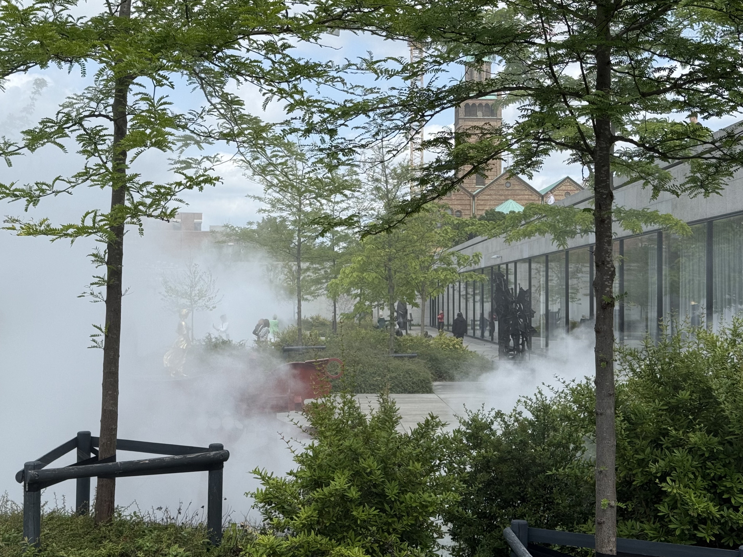 Kunst im Nebel: Nebelskulptur von Fujiko Nakaya bis zum 14.9.2025 in der Neuen Nationalgalerie