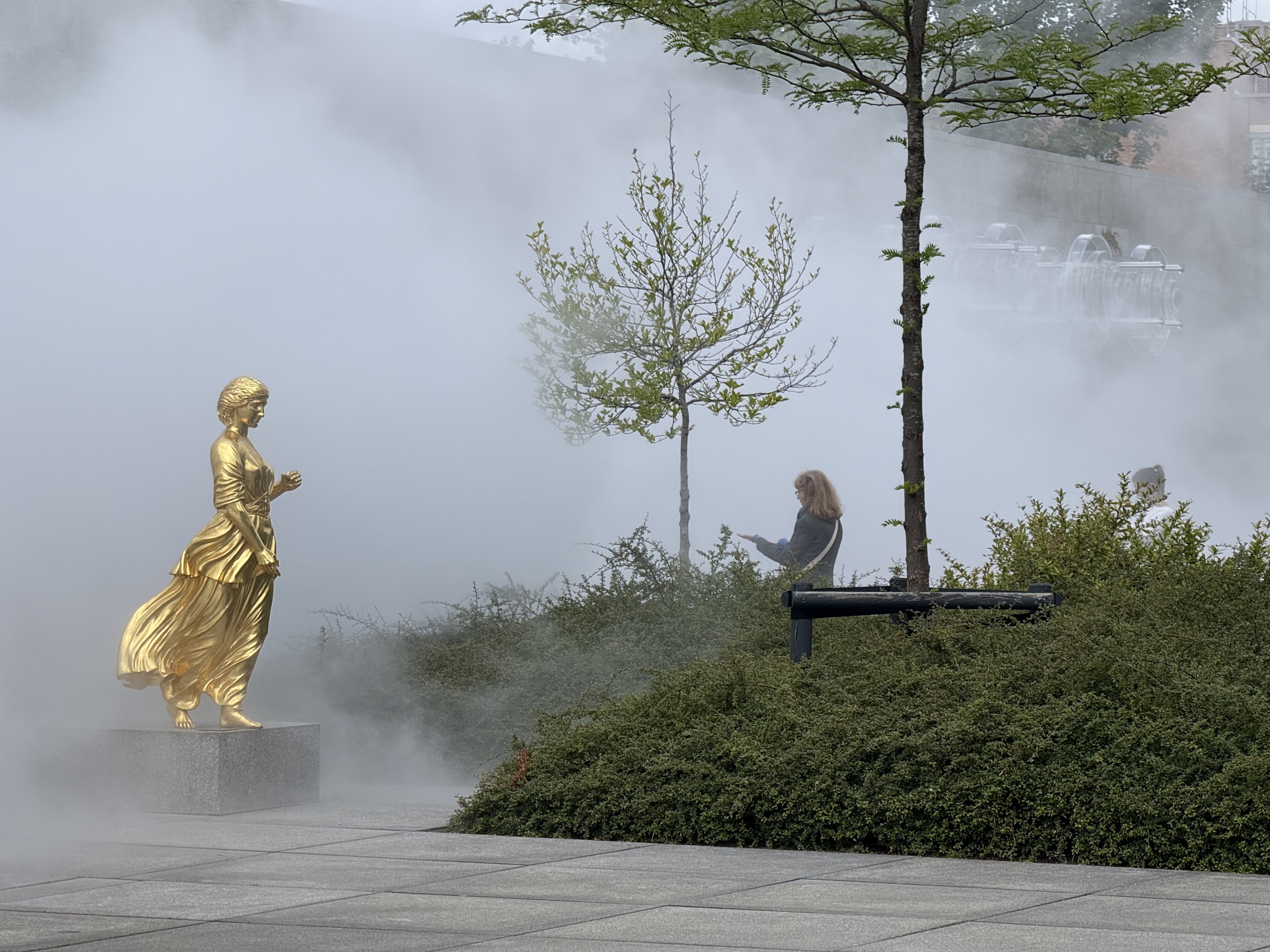 Kunst im Nebel: Nebelskulptur von Fujiko Nakaya bis zum 14.9.2025 in der Neuen Nationalgalerie