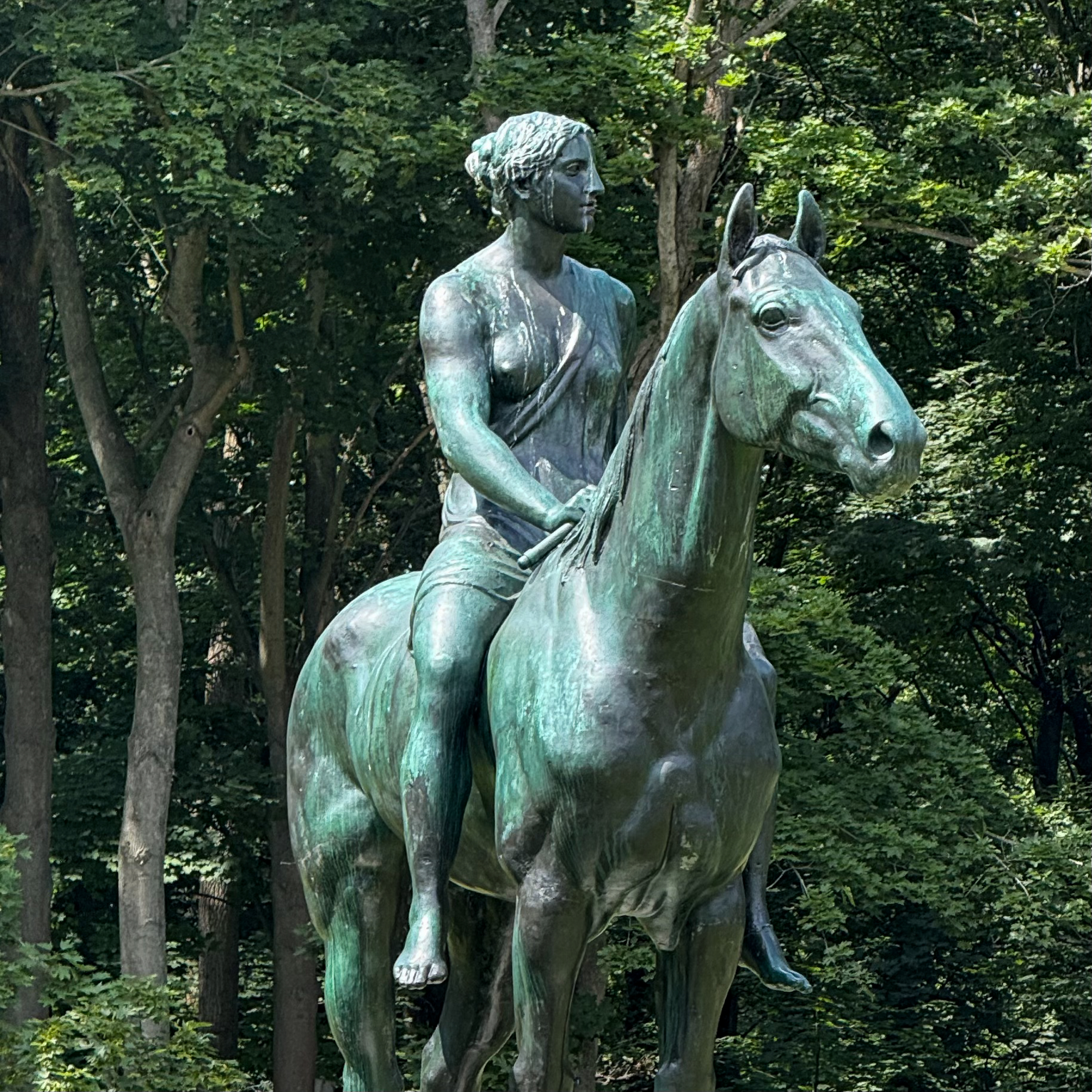 Amazone zu Pferd im Großen Tiergarten in Berlin