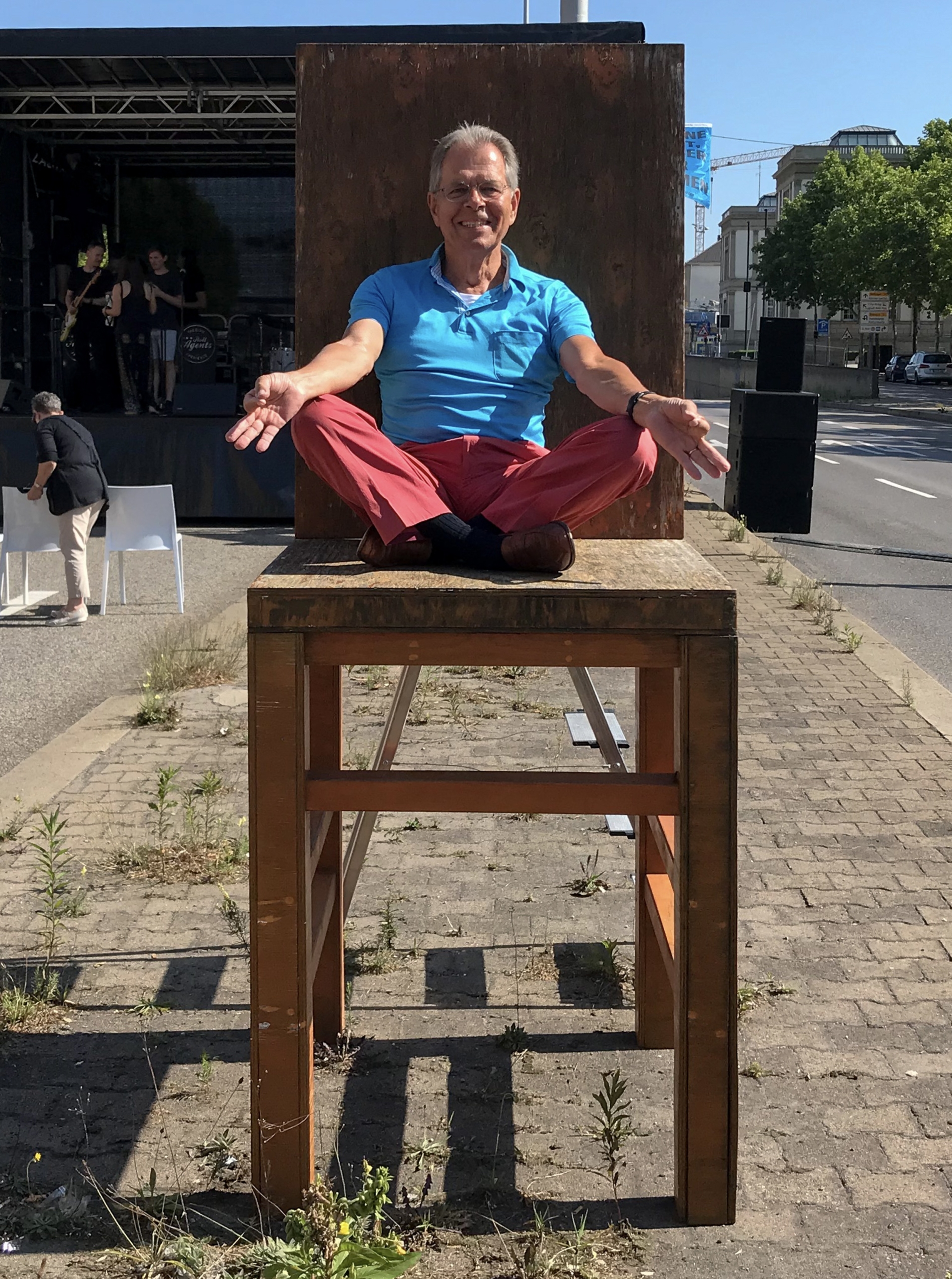 Wie zuvor: Christian von Holst auf einem monumentalen Stuhl inmitten der B14