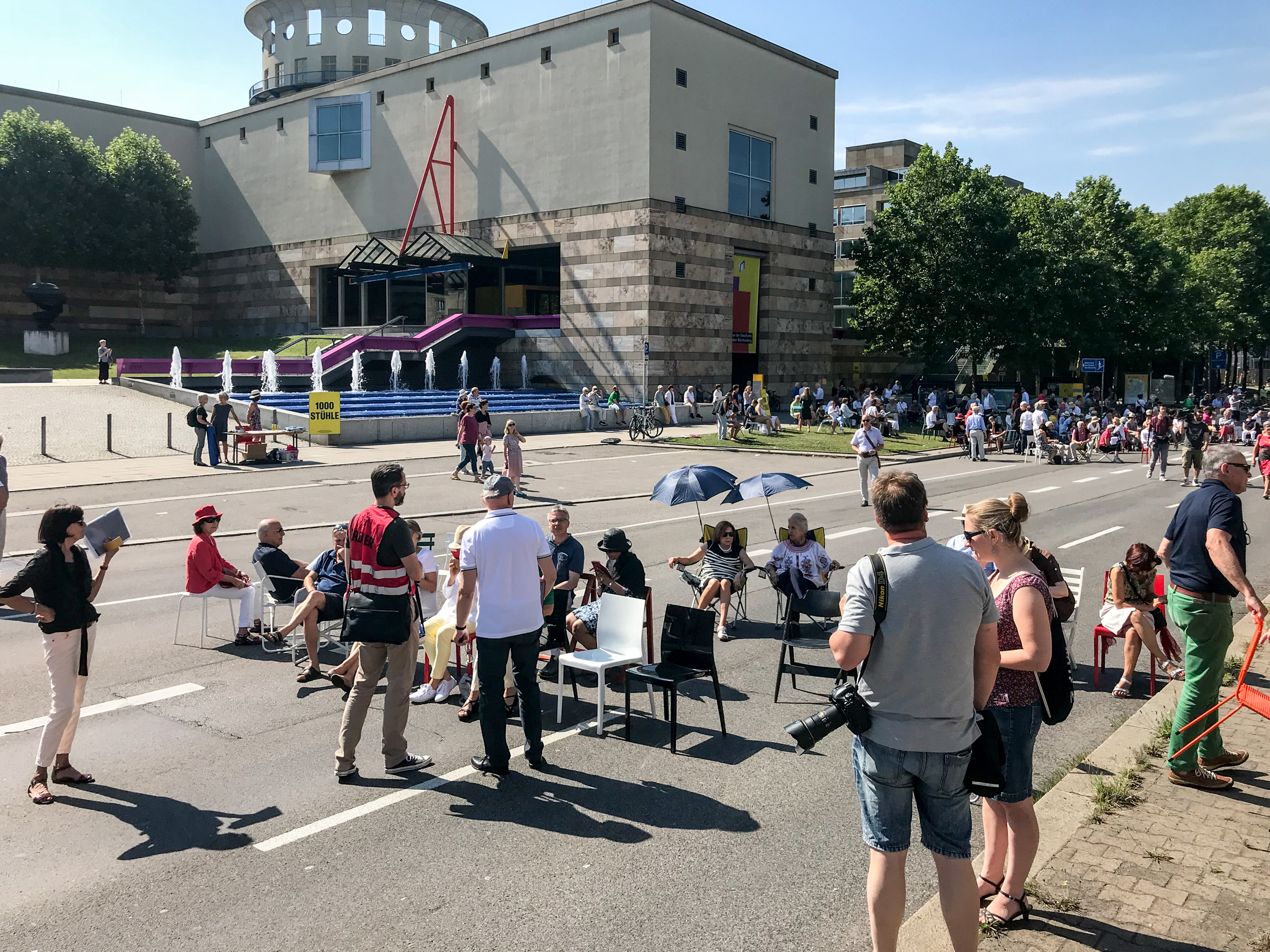 Stuttgart 18.7.2018 - Stühle und Menschen auf der B14 bei der Oper