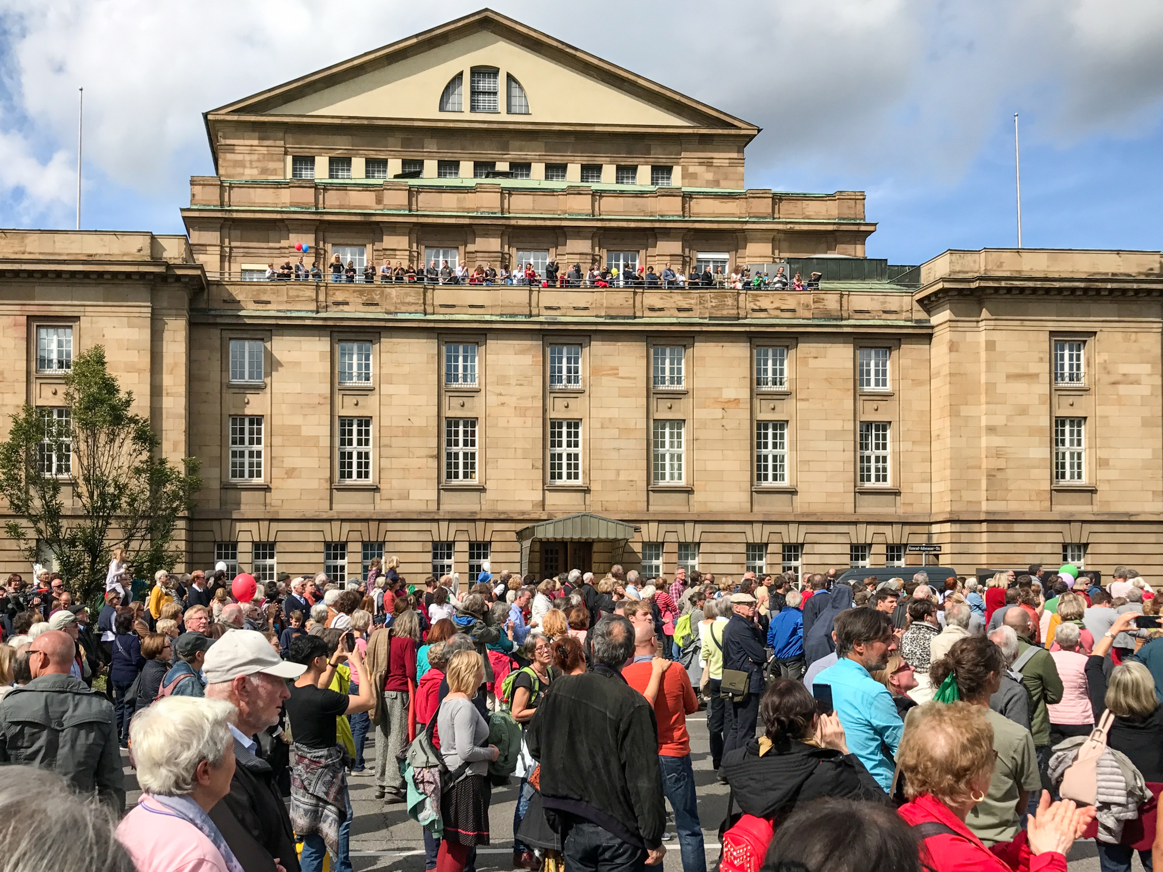 Wie zuvor – Menschengedränge vor der Oper