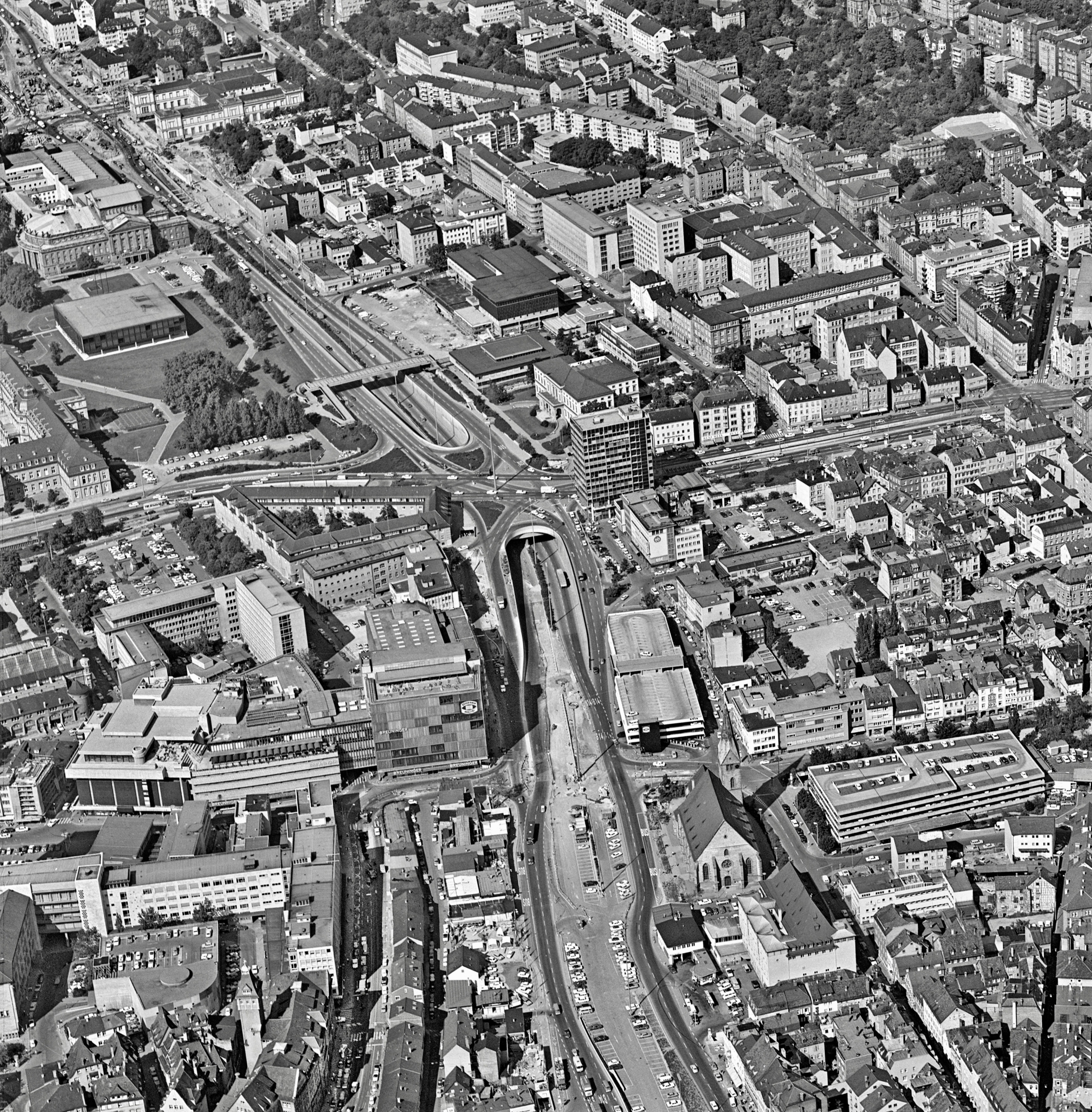 Luftbild 1972:: B14 kurz vor ihrer Vollendung als Stadtautobahn