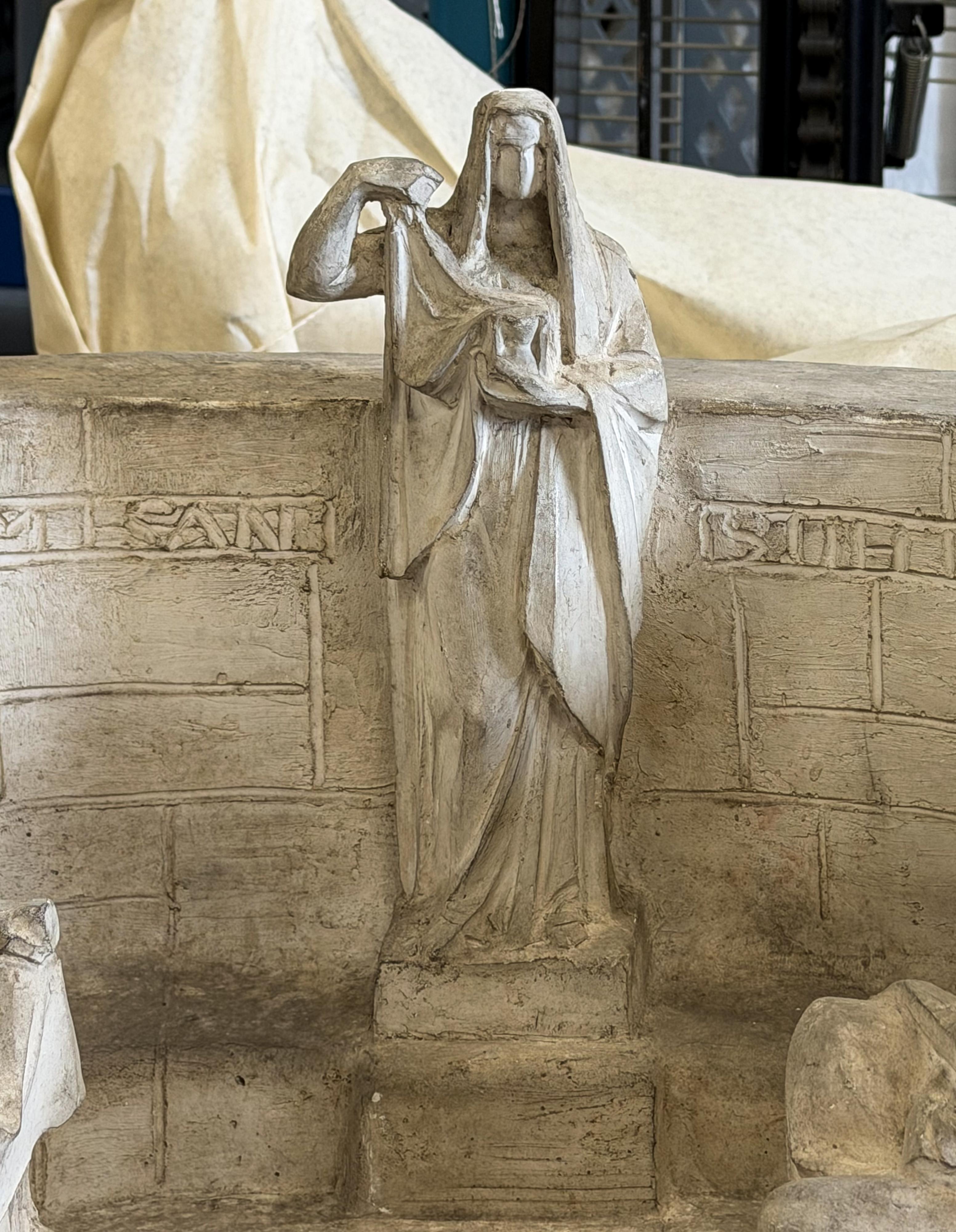 Karl Donndorf, Schicksalsbrunnen: ein Alternativentwurf, Gipsmodell: Schicksalsgöttin mit Sanduhr