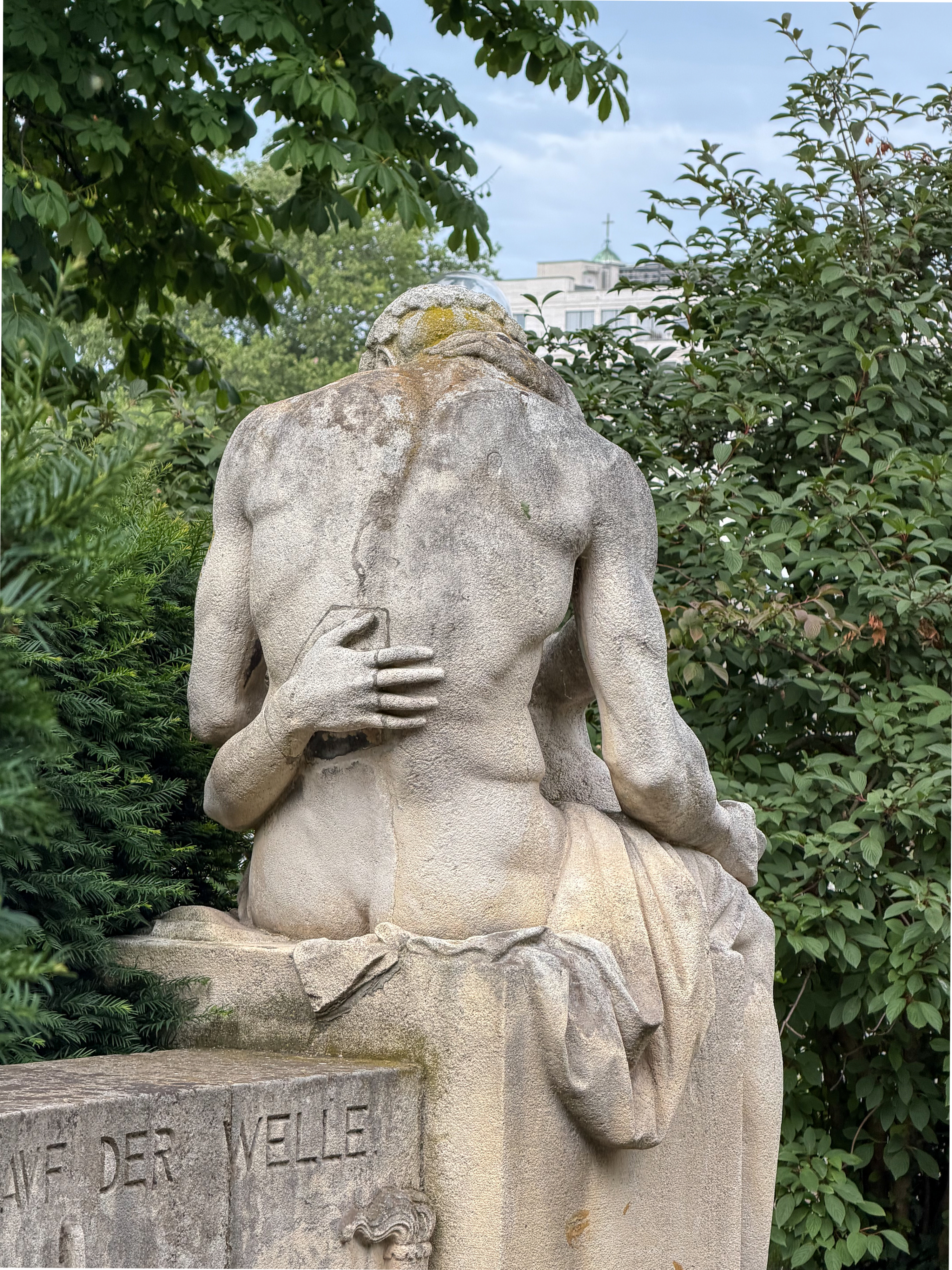 Karl Donndorf, Schicksalsbrunnen: die Freude. Rückenansicht