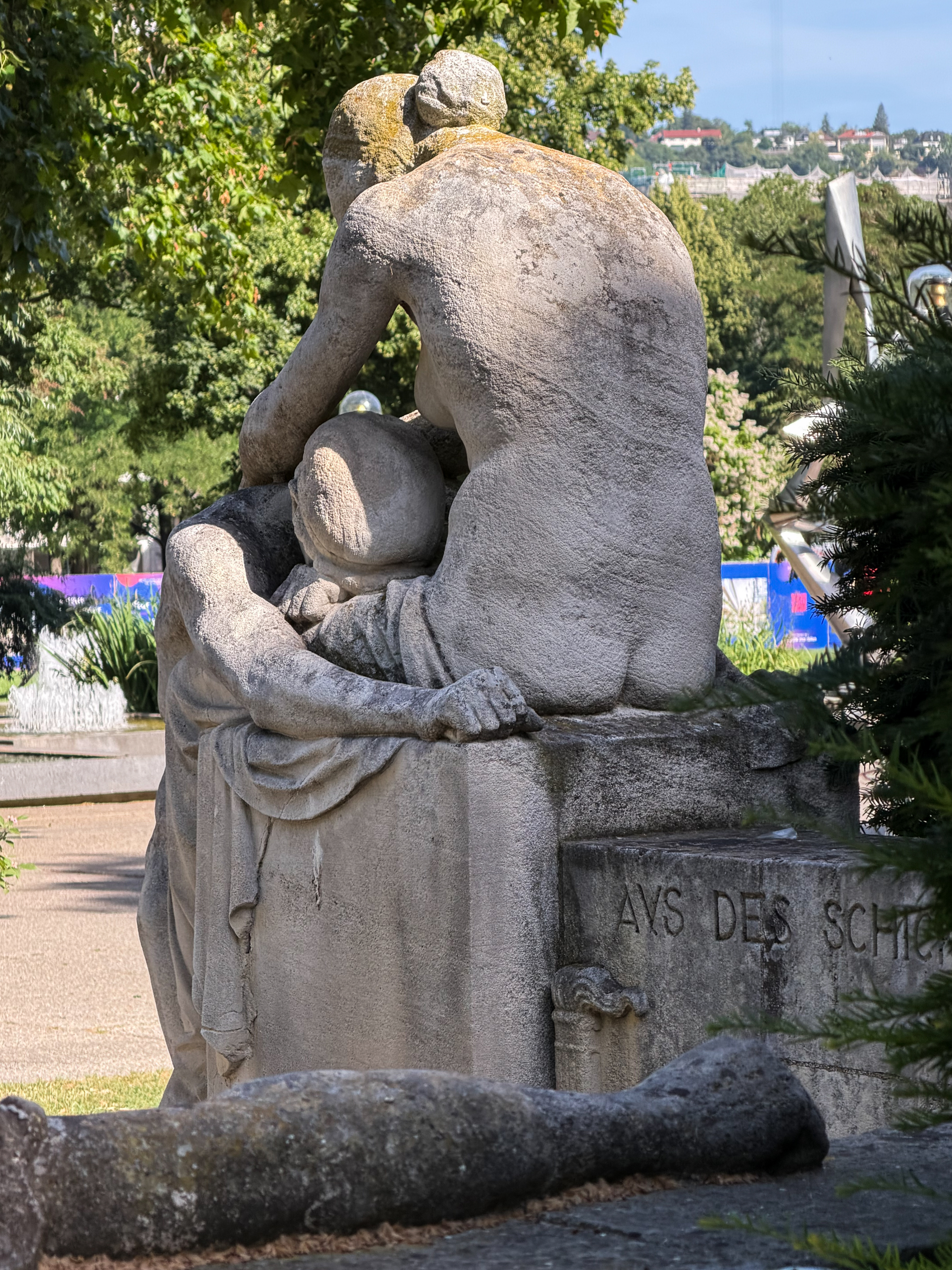 Karl Donndorf, Schicksalsbrunnen: das Leid, Rückenansicht