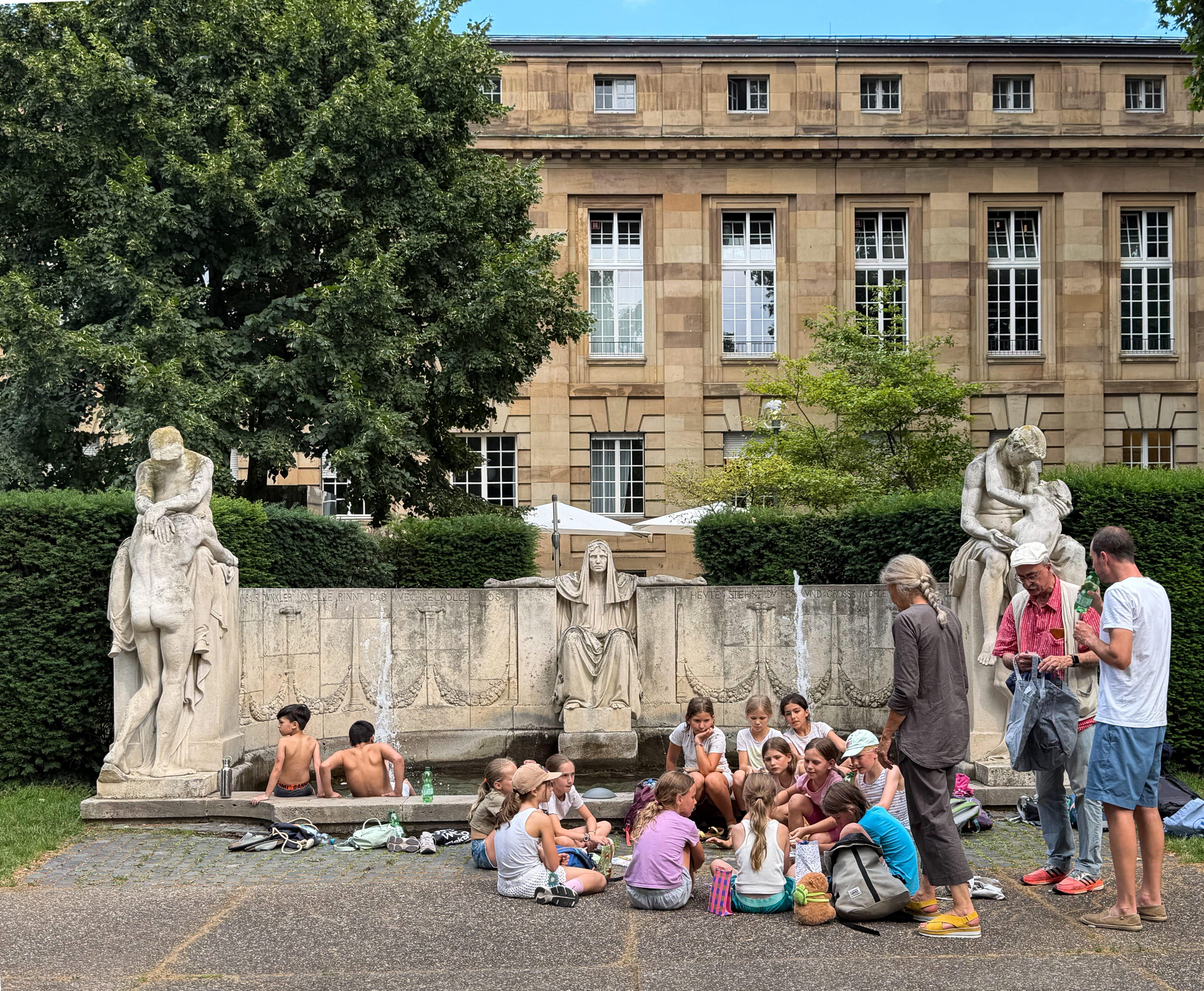 Karl Donndorf, Schicksalsbrunnen mit Kindergeburtstag