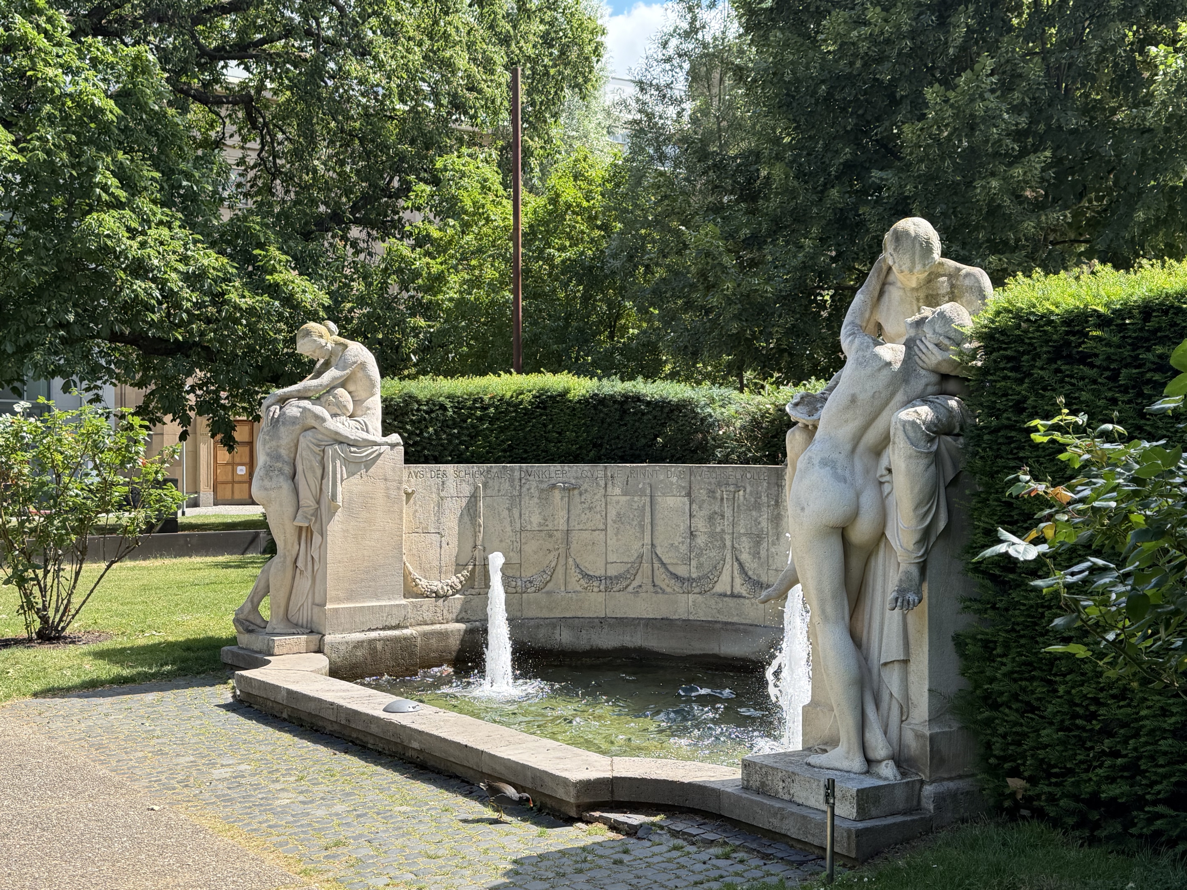 Karl Donndorf, Schicksalsbrunnen, Schrägansicht